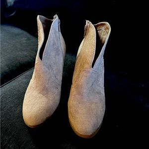 Great condition heeled ankle boot!